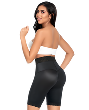 Load image into Gallery viewer, Ann Michell Licra Latex Line Short Small waist and two sizes larger in the hips Half leg