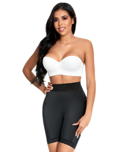 Load image into Gallery viewer, Ann Michell Licra Latex Line Short Small waist and two sizes larger in the hips Half leg – view 4